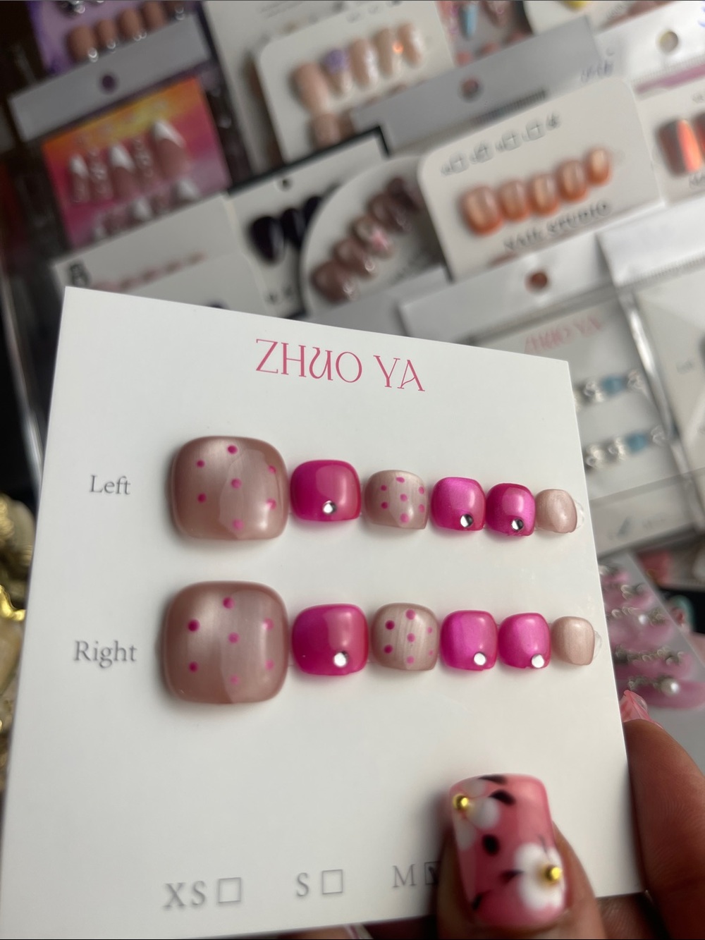 ZHUO YA Pink and Nude Polka Dot Toe Press-On Nails Med